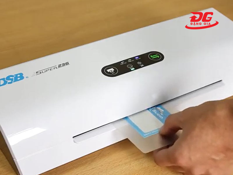 Cho giấy ép vào khe ép