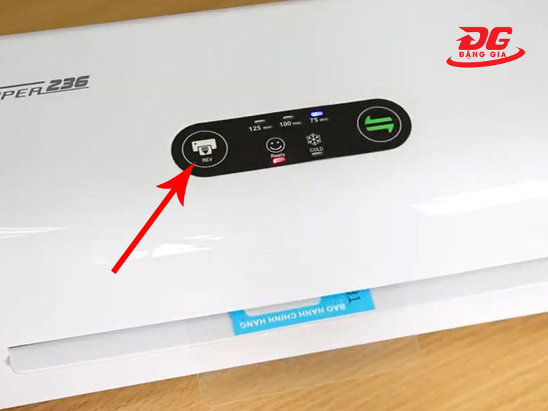 Nhấn nút REV nếu bị kẹt giấy trong quá trình ép, máy sẽ tự động trả ngược giấy