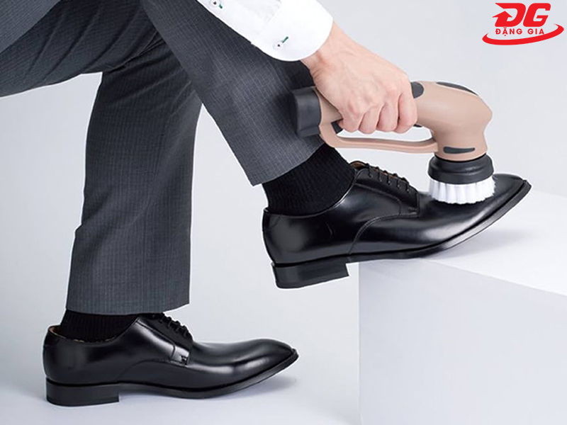 Máy làm sạch giày cầm tay mini có thiết kế gọn nhỏ, chắc chắn