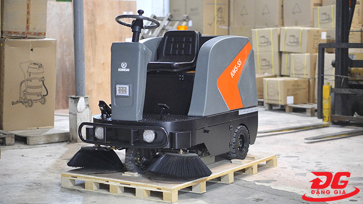 Xe quét rác ngồi lái Kumisai KMS-S5