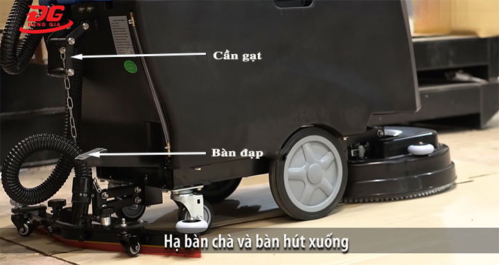 Hạ bàn chà và bàn hút xuống