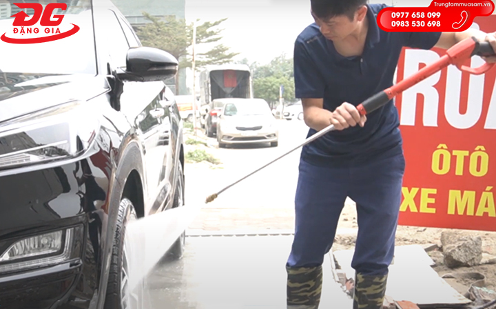 Cầm chắc súng phun vì áp lực nước rất mạnh