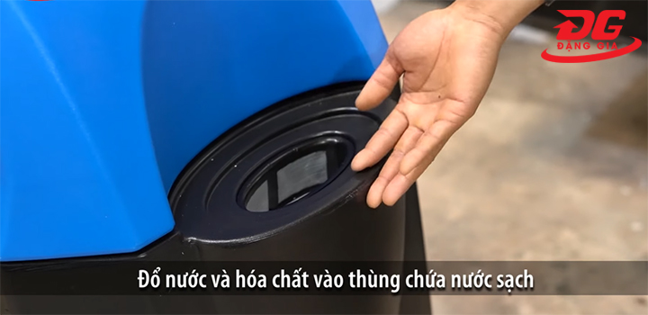 Đổ nước hoặc hóa chất có liều lượng phù hợp vào ngăn chứa nước sạch của máy
