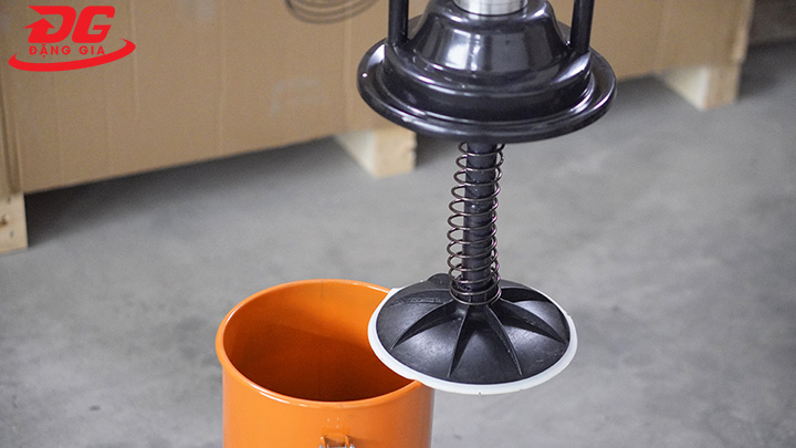 Thùng chứa của máy bơm mỡ Kumisai 2L KMS-12S 