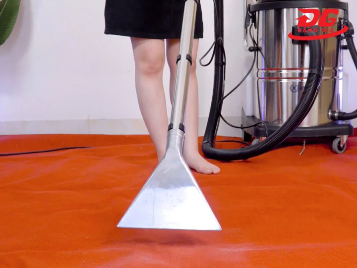 phun hóa chất để giặt thảm