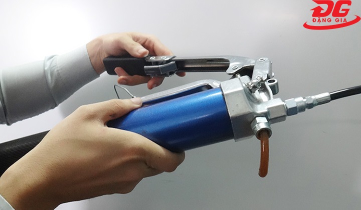 Bóp cò để mỡ thoát ra ngoài