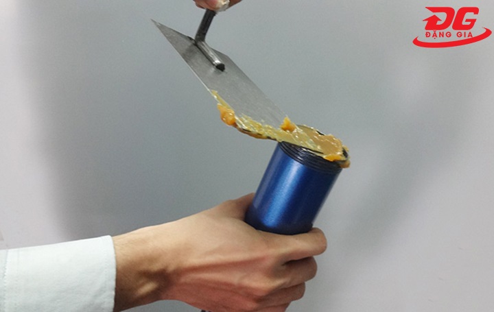Lấy lượng mỡ vừa đủ vào phần thân súng
