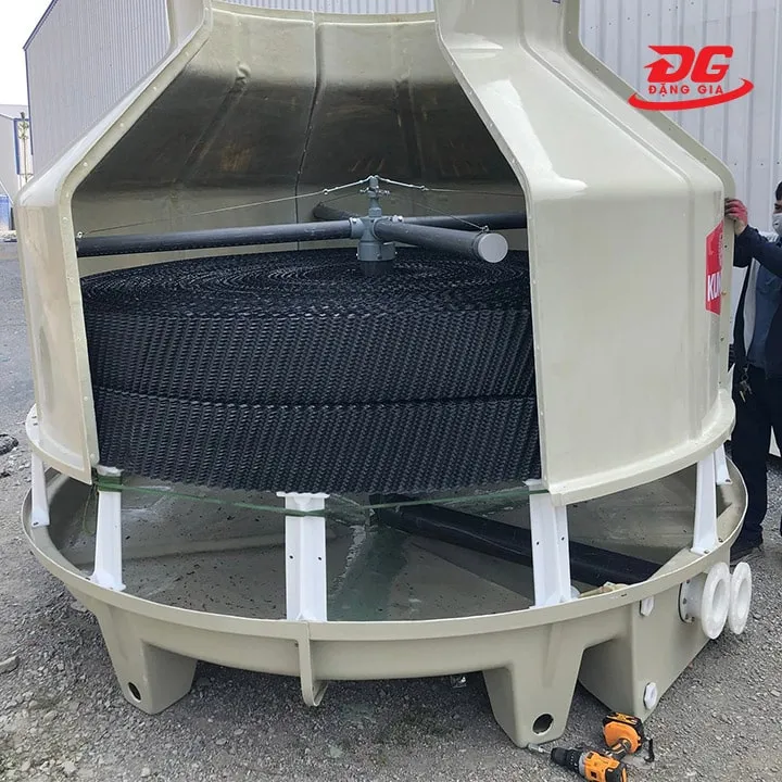 Tấm tản nhiệt chiếm khá nhiều diện tích lắp đặt trong tháp
