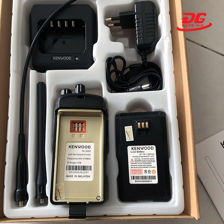 Trọn bộ máy và phụ kiện của bộ đàm Kenwood 3320 được đóng gói trong hộp