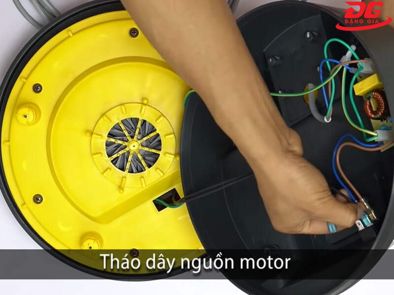 cách thay chổi than máy hút bụi
