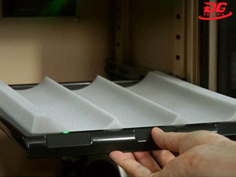 Tiến hành đặt các thiết bị cần bảo quản vào trong khay đựng 