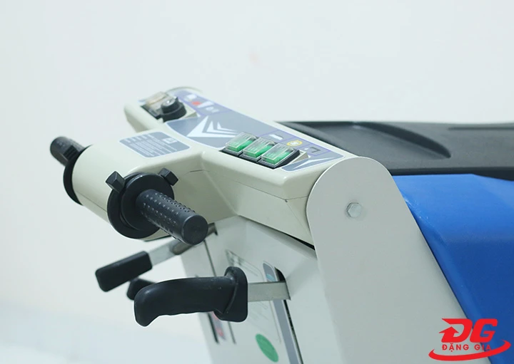 Tay đẩy và bảng điều khiển