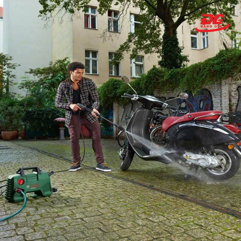 Xịt rửa mạnh mẽ với áp lực cao, tiết kiệm nhiều thời gian và công sức dọn vệ sinh