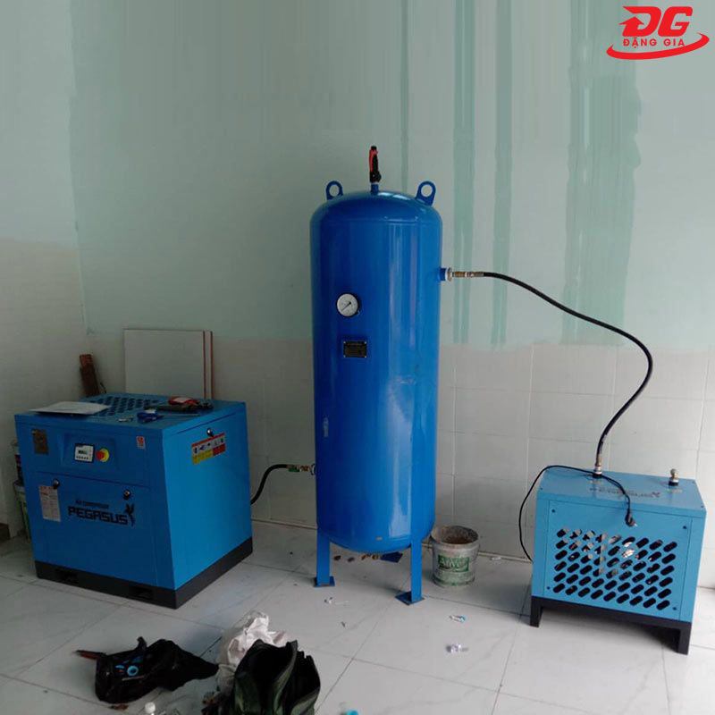 Lắp máy nén khí trục vít Pegasus TMPM20A cho xưởng làm ổ cắm