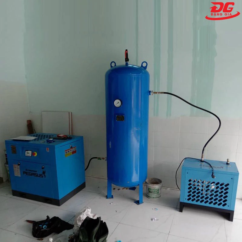 Lắp máy nén khí trục vít Pegasus TMPM20A cho xưởng làm ổ cắm
