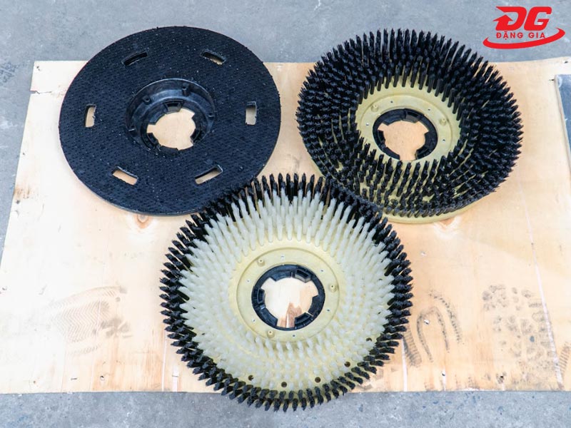 Mâm gai gắn pad và 2 bàn chải của máy
