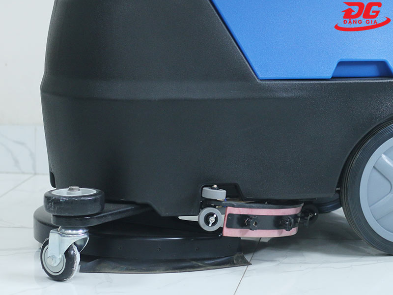 Bàn chải và thanh hút nước