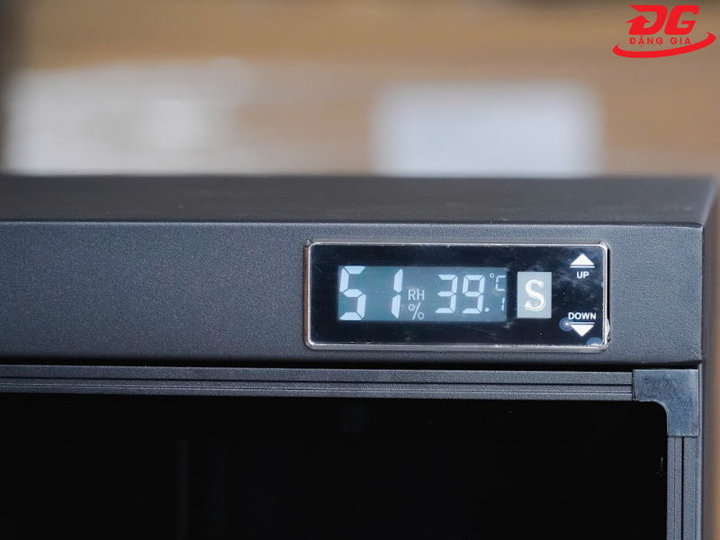 Màn hình LCD hiển thị thông số và nút bấm cảm ứng điều khiển