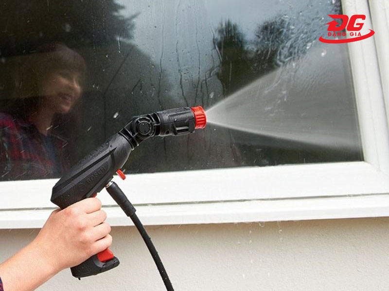 Áp lực tia nước mạnh, giúp loại bỏ vết bẩn nhanh chóng