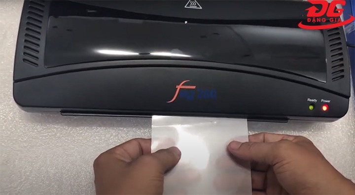Máy ép plastic FEG dễ dàng sử dụng