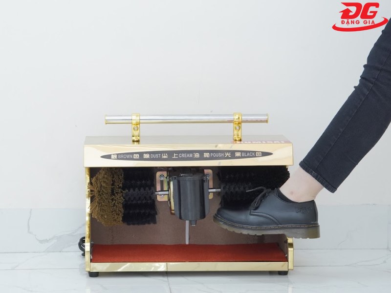 Máy chà giày sẽ tự động làm việc khi người dùng đưa giày vào máy