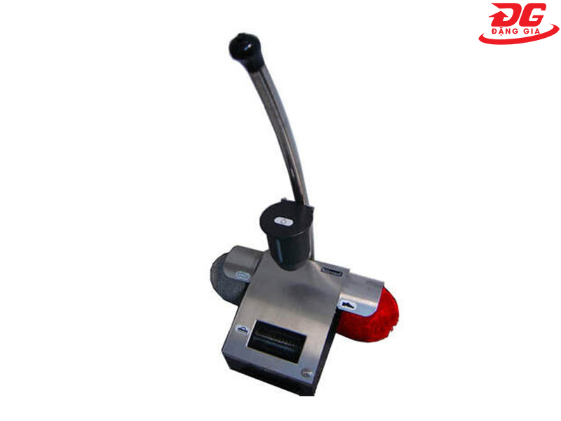 Hộp xi dung tích 650L được thiết kế ngay trên tay cầm