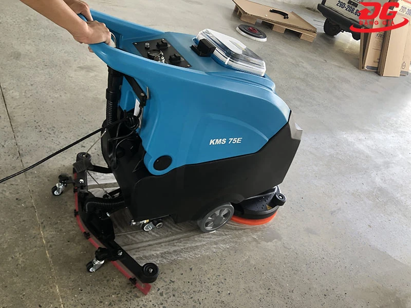 Vệ sinh chà sàn sạch sẽ trước khi đánh bóng