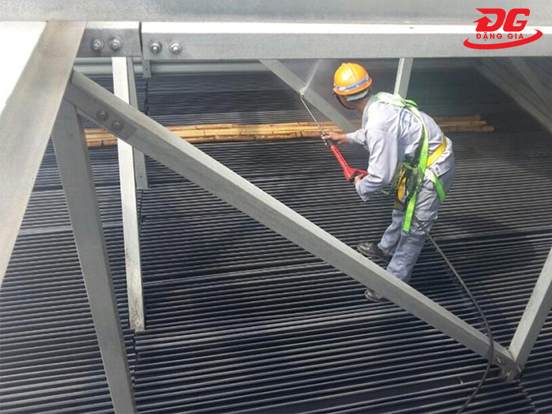 Vệ sinh sạch sẽ tháp giải nhiệt để đảm bảo tối ưu hiệu quả làm việc