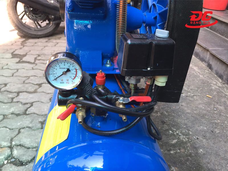 Đồng hồ, van an toàn và công tắc áp suất của máy nén khí Pegasus TM-V-0.12/8-70L