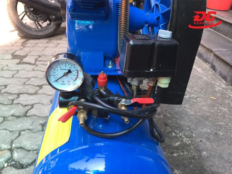 Đồng hồ, van an toàn và công tắc áp suất của máy nén khí Pegasus TM-V-0.12/8-70L