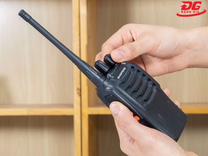 Chỉnh âm lượng máy bộ đàm Baofeng BF-888S