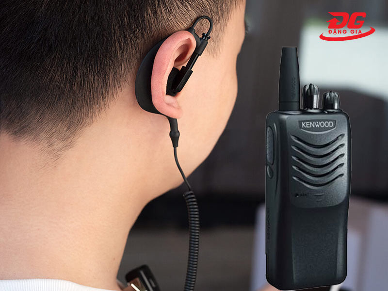 Kenwood TK 2168 có khả năng kết nối tai nghe để sử dụng