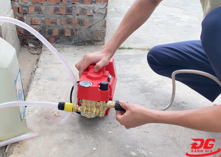 Kiểm tra kỹ các mối nối, đảm bảo lắp ráp chắc chắn trước khi vận hành