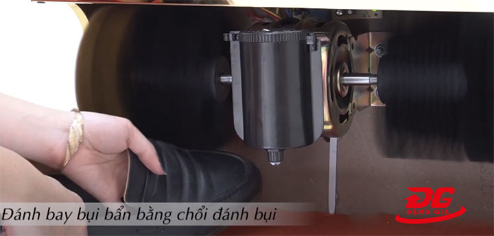 Vệ sinh bụi bẩn trên thân giày