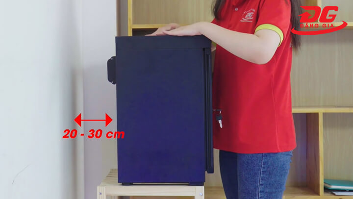 Đặt tủ cách tường một khoảng ít nhất 20-30cm