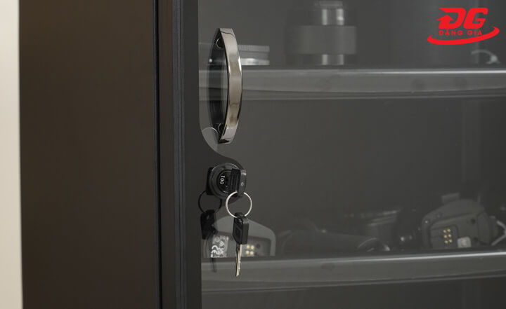 Mặt kính chống xước, cửa tủ trang bị khóa inox an toàn