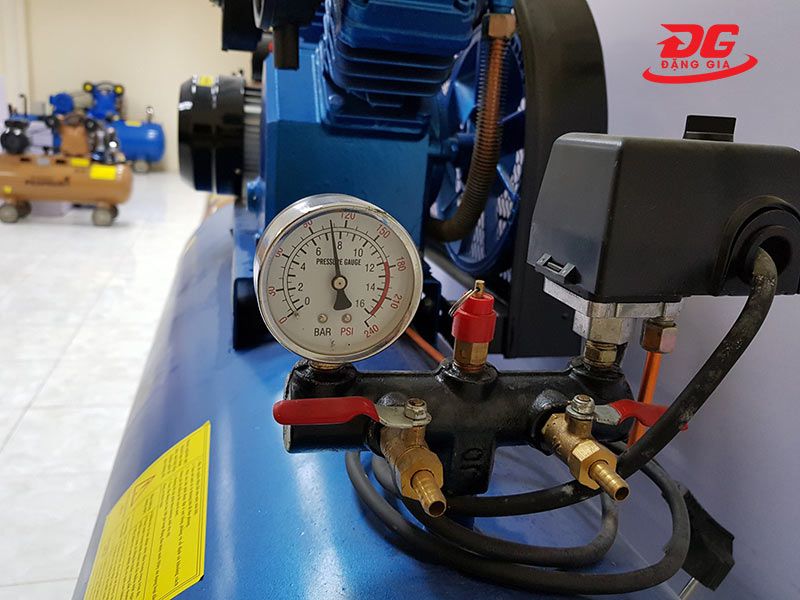 Van an toàn và đồng hồ theo dõi áp suất của máy