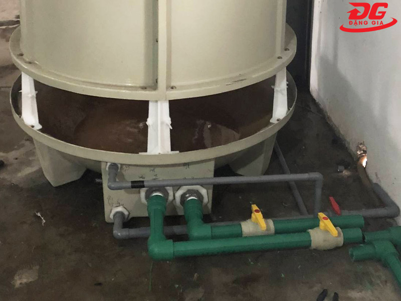 Nước nóng được phân chia đều qua ống chia nước