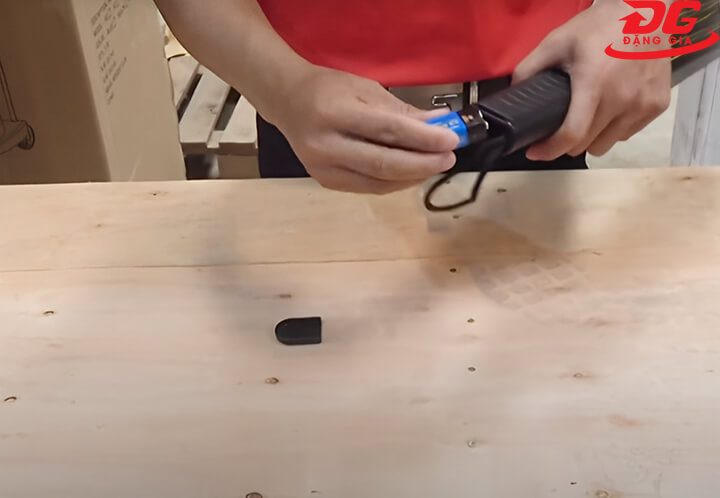 Lắp pin vào máy