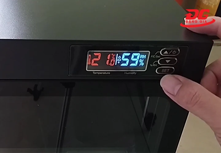 Sử dụng kết hợp nút “SET” và các nút ▲/▼ để điều chỉnh ẩm