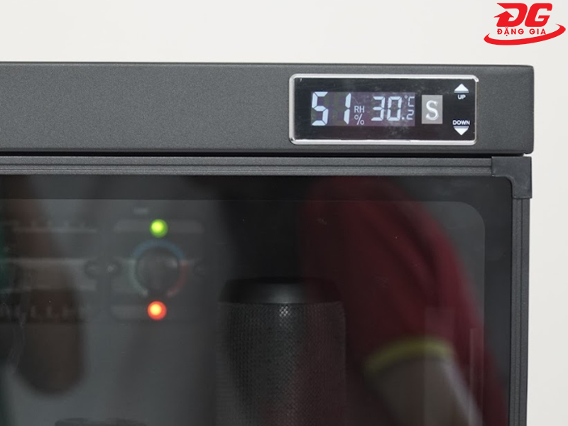 Màn hình LCD hiển thị thông số và nút cài đặt độ ẩm bên ngoài tủ