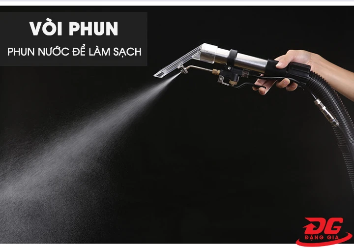Vòi phun với lực hút mạnh giúp loại bỏ triệt để bụi bẩn, cát nhỏ li ti trên bề mặt thảm
