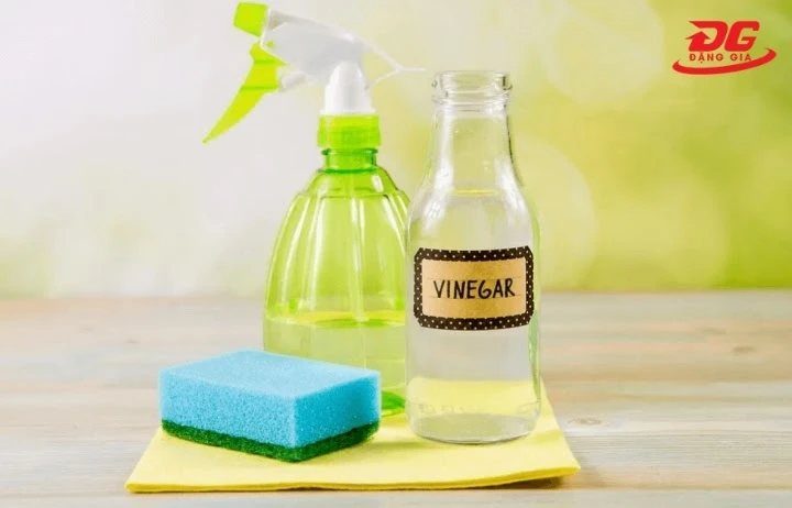 dùng giấm vệ sinh giày vans da lộn
