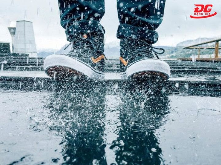 hạn chế đi giày vans trời mưa
