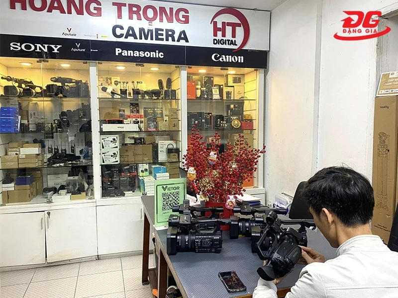 Hoàng Trọng kiểm tra máy ảnh, máy quay miễn phí