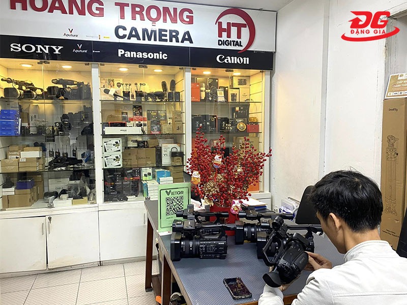 Hoàng Trọng kiểm tra máy ảnh, máy quay miễn phí