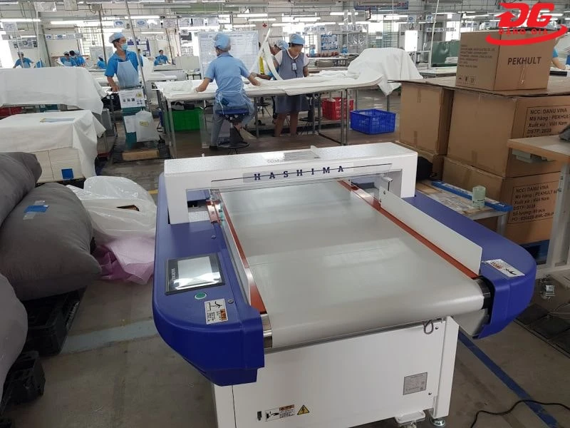 máy dò kim trong may mặc trong quy trình gia công phụ kiện
