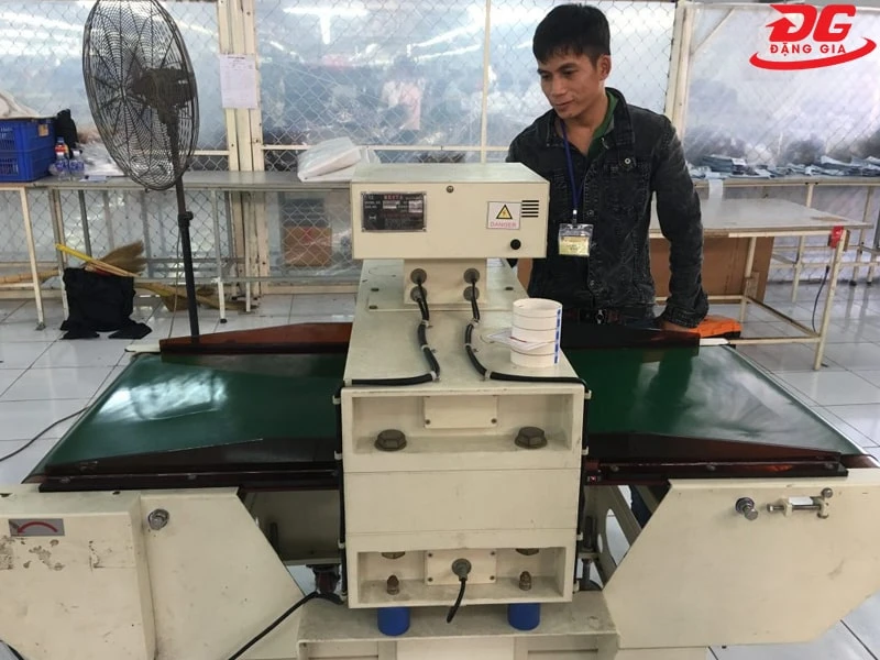 máy dò kim ngành may