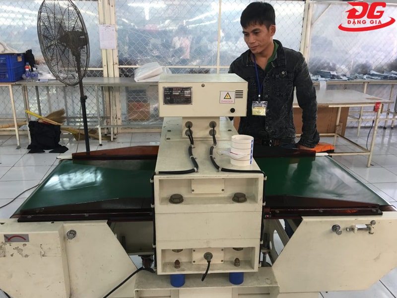máy dò kim ngành may