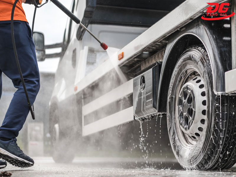 Máy rửa xe cao áp chuyên dùng trong xịt rửa xe tải